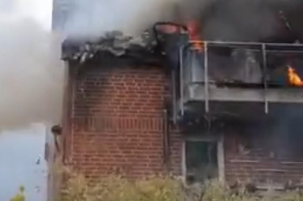 AVION UDARIO U ZGRADU, LJUDI URLAJU I IZLEĆU! Ima mrtvih, snimak gledajte na svoju odgovornost (UZNEMIRUJUĆI VIDEO)