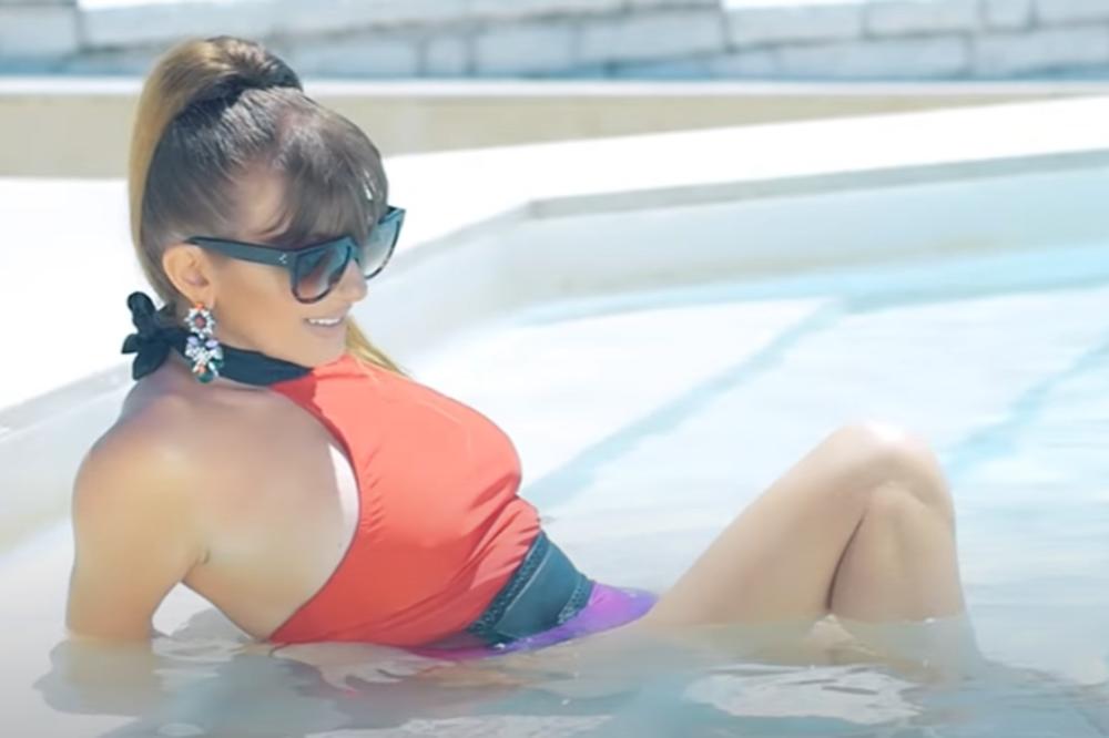 RAZBACUJE SE! Dok ostale kolege OTKAZUJU nastupe zbog KORONE, Viki Miljković radi OVO...