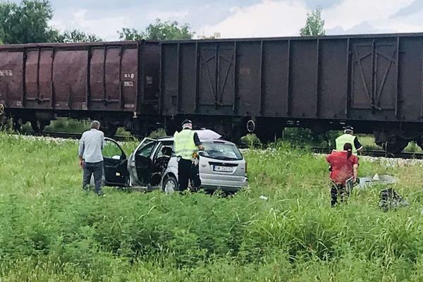 DECA GLEDALA KAKO IM GINU RODITELJI: Majka ostala bez glave, otac umro za volanom, jezive scene u nesreći kod Šapca