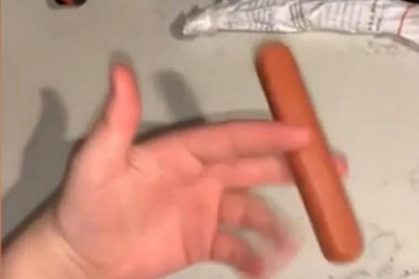 LIK IZVADIO VIRŠLU I UZEO JE U RUKE: Počeo je da joj radi nešto što nikom nikada nije palo na pamet!