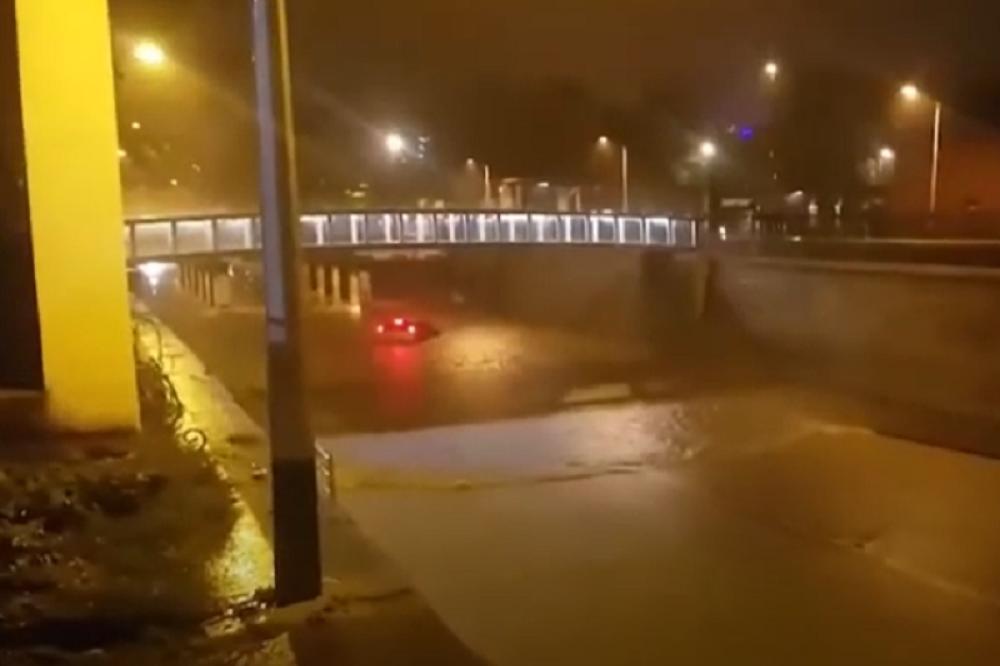 MIRNA JE JUNAK! Čula je vapaje, bez razmišljanja je krenula ka autu koji je tonuo nasred ulice! (VIDEO)