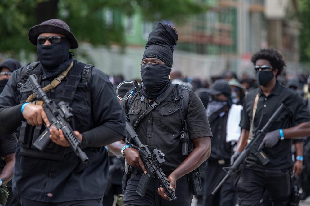 DO ZUBA NAORUŽANI DEMONSTRANTI HARAJU AMERIKOM: Troje povređeno posle pucnjave!