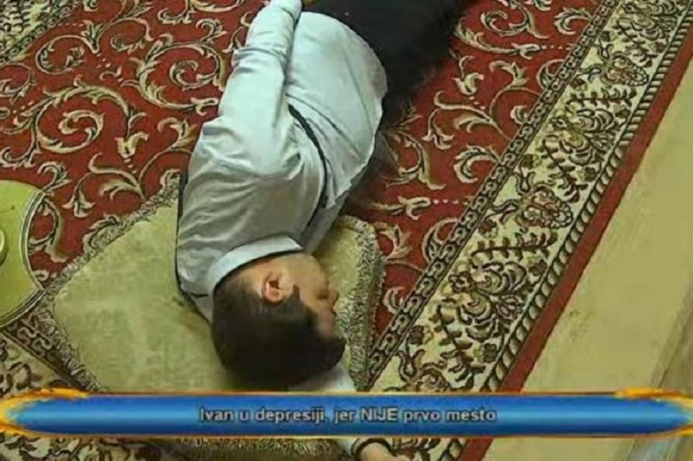 NJIMA JE HITNO POTREBNA POMOĆ! Ivan Marinković i Jelena leže mrtvi pijani po podu! Svaki dan piju bez prestanka!