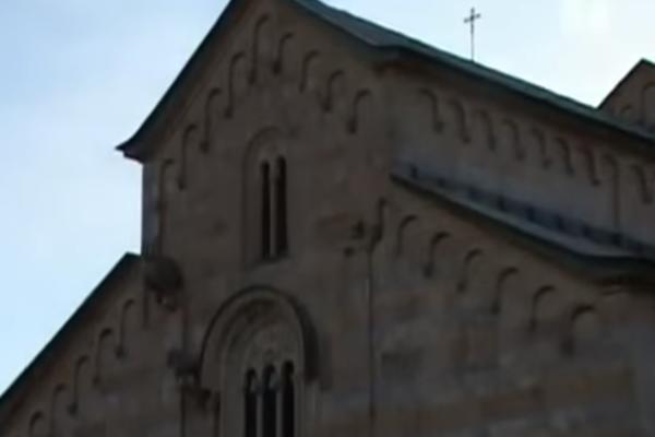 STARE BARIKADE ZAMENILI NOVIM, KFOR: Nema razloga za brigu!