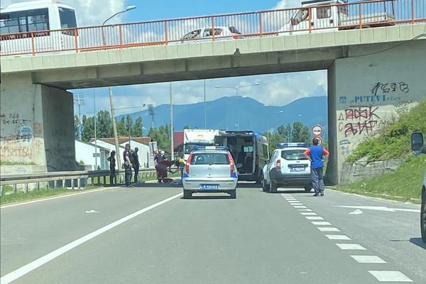 DEVOJKA SKOČILA SA NADVOŽNJAKA! Hitno je prebačena u Klinički centar u Kragujevcu