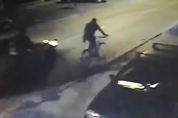 MAJKA PRIMEĆENA KAKO VOZI BICIKL, A U GAJBICI... Od prizora ljudima PRIPALA MUKA, odmah zvali policiju (FOTO)