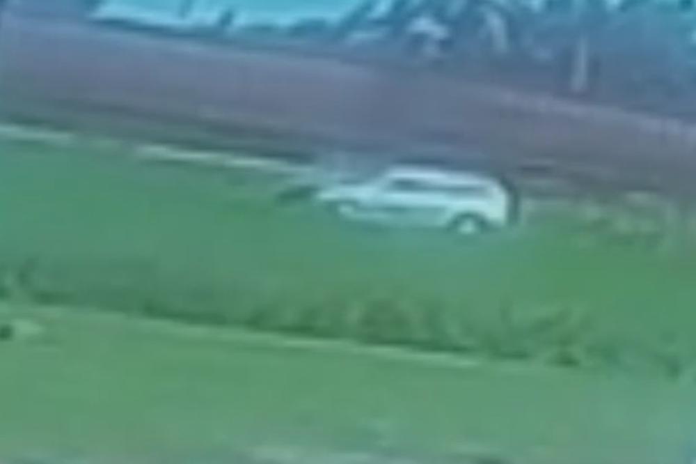 TRENUTAK UŽASA NA PRUŽNOM PRELAZU KOD ŠAPCA: Voz udara o odbacuje auto u kom su stradali supružnici (VIDEO)