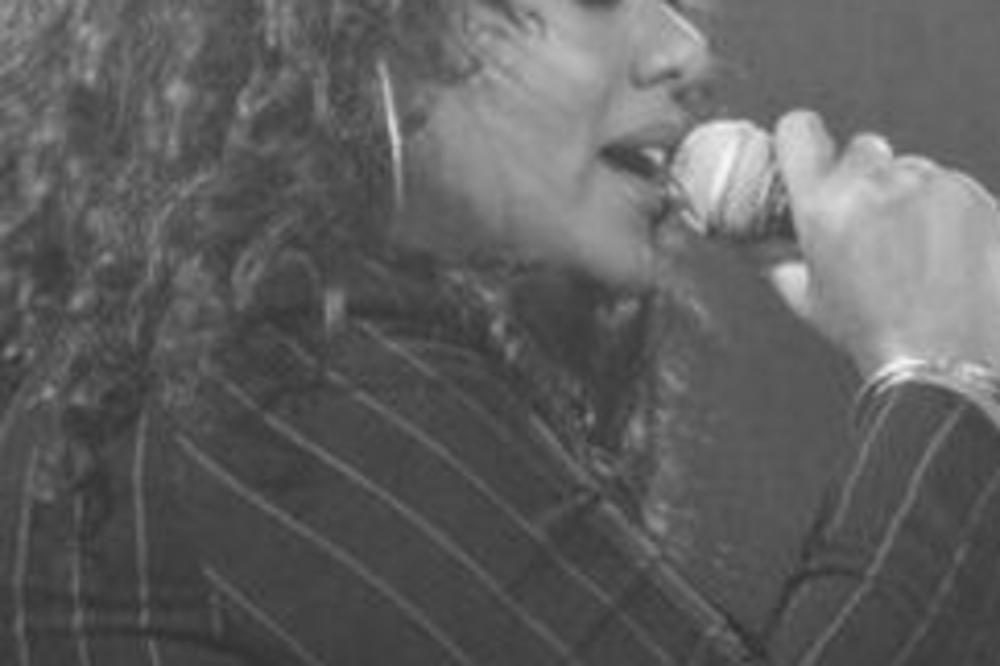 CELE NEDELJE JE BILA LOŠE, A PRED SMRT LAGALA SVE KAKO SE IPAK OSEĆA BOLJE! Slavna pevačica preminula s malo godina