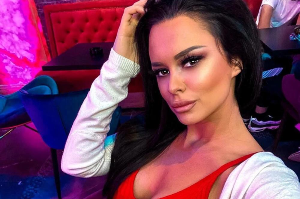 ŽENA OD SULTANA BEZ BRUSA U HALJINI SA DVA ŠLICA DO PUPKA! Sama se slikala i bez problema sve OBJAVILA!