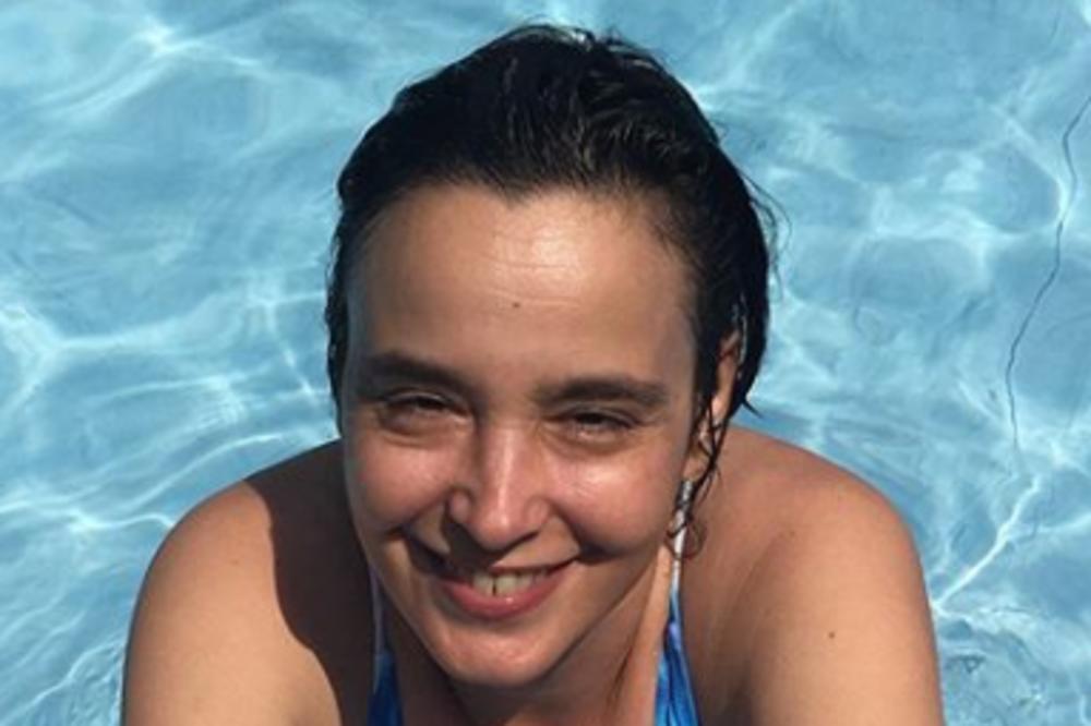 VRELIM SNIMKOM OSTAVILA SVE BEZ TEKSTA: Naša glumica pozirala u BIKINIJU dok se KUPA, izgleda BRUTALNO