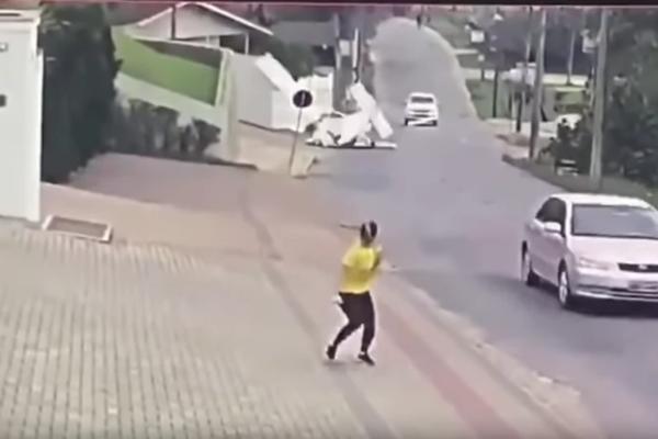 GLEDALI SU SMRTI U OČI! U poslednjem momentu izašli su pre nego što se avion zabio u zid! (UZNEMIRUJUĆI VIDEO)