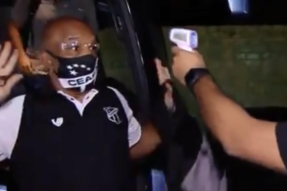 Fudbalskom treneru merili temperaturu, on mislio da ga pljačkaju: Imamo li najsmešniji snimak iz doba korone?