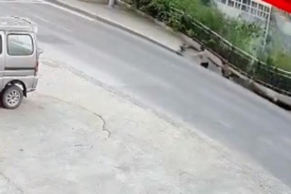 ŠETALI SU ULICOM, A ONDA IH JE ZEMLJA BUKVALNO PROGUTALA! Najjeziviji SNIMAK koji ćete IKAD VIDETI! (VIDEO)