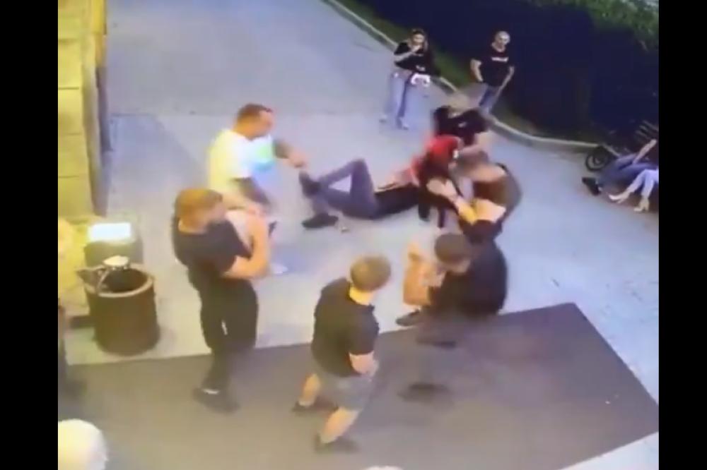 SVE JE ZABELEŽILA KAMERA! Hrabri momci krenuli su golim rukama na pištolj, a onda se desila jeziva tuča! (VIDEO)