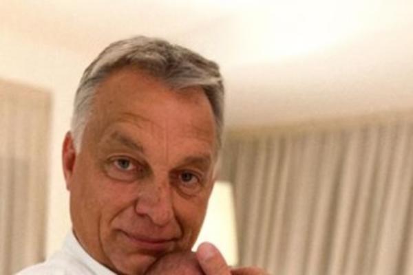 ROMANTIČNI I NEŽNI ORBAN JE DRŽI, A ONA SE TOPI U NJEGOVIM RUKAMA! Ovakvog Mađarskog premijera niste VIDELI! (FOTO)