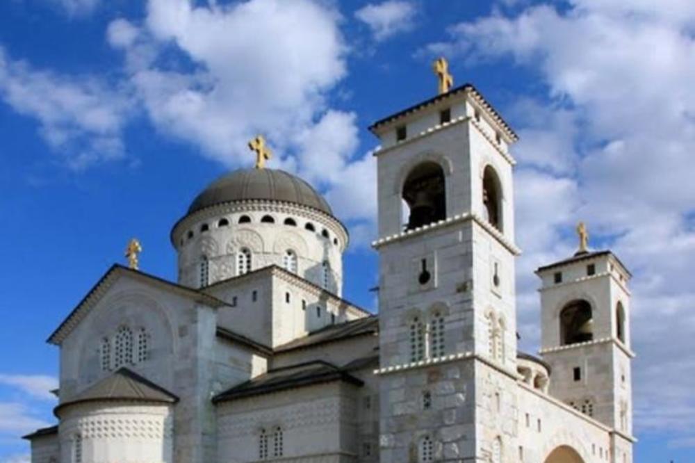 MILO HOĆE DA RUŠI CRKVU KOJU JE NAŠ NAROD SAČUVAO JOŠ OD TURAKA! Da li može niže da se udara?