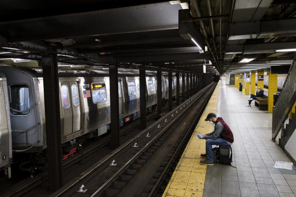 OD SREDE VAKCINACIJA MOGUĆA I U METROU: Njujork obezbedio vakcine za putnike metroa, dobiće čak i beneficije!