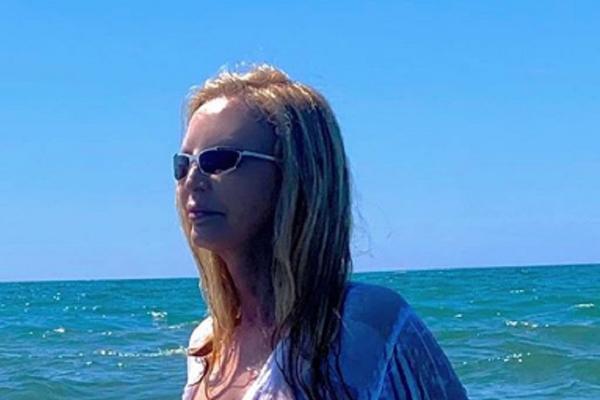 ŠOK FOTKA! NEVERICA! Slavna pevačica gola u 72. godini života! Kao od majke rođena, pokazala SKROZ GOLE GRUDI!