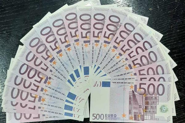 SRPSKIM CARINICIMA JE NEŠTO BILO ČUDNO: Možete li vi da vidite šta nije u radu sa ovim parama!