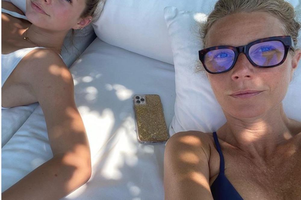 ĆERKA GLUMICE NAČISTO POLUDELA, PORUČILA MAJCI DA JE BLAMIRA KADA JE VIDELA GOLU! Lepotica zatečena naga u žbunju