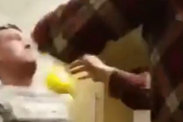 ČOVEKU BRUTALNO RAZBIJENA LOBANJA DINJOM! Nemilosrdno ga udarao, pogledajte samo tu facu! RAZVALJEN JE VOĆKOM!