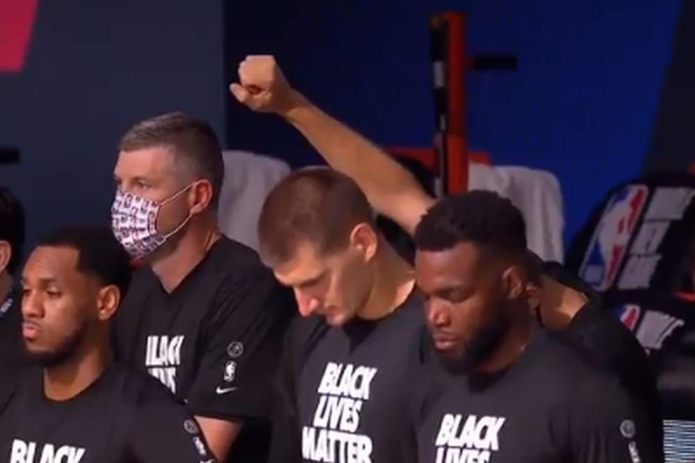 NAPADALI GA JER NIJE HTEO DA STAVI SLOGAN NA DRES, ALI JE IPAK KLEČAO UZ HIMNU: Jokić o potezu pred meč s Majamijem