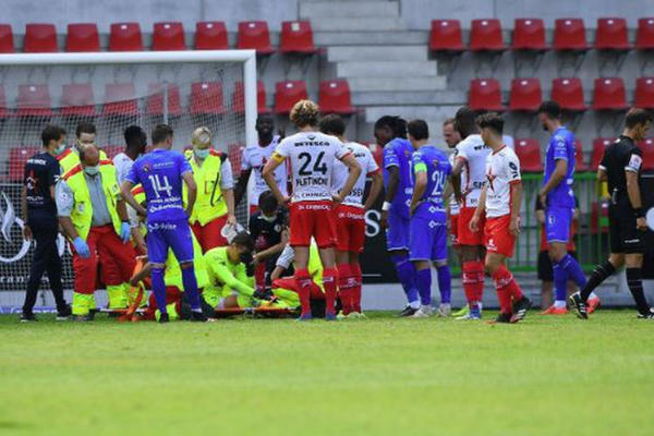 UZNEMIRUJUĆE: Legendarnom golmanu pukla lobanja usred utakmice! (FOTO)