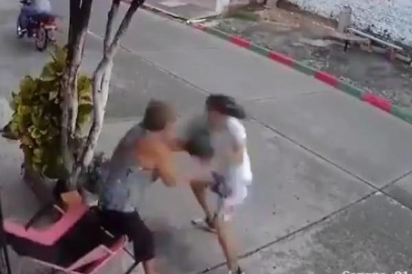 RAZBILA GA JE OD BATINA: LOPOV pokušao da OPLJAČKA BABU, ali nije mogao da očekuje OVAKVU REAKCIJU! (VIDEO)