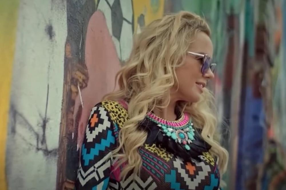 DA LI JE ONA TO GOLA? Vrela pevačica OVOM FOTKOM zapalila internet!