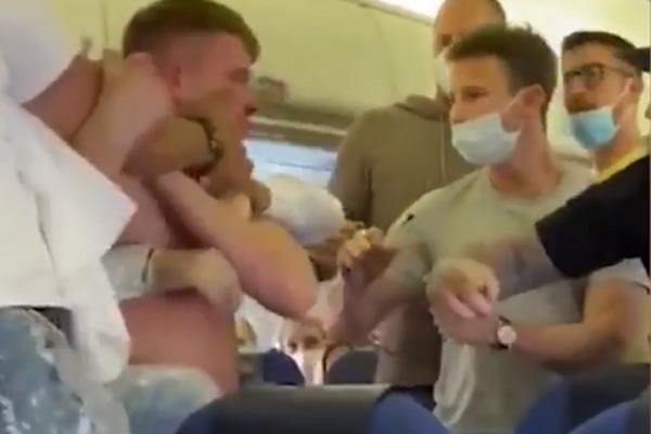 Odbio da NOSI MASKU i nastavio da PIJE VOTKU u avionu - NASTALA JE BRUTALNA TUČA! (VIDEO)