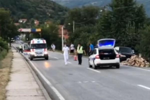 SUDAR KAMIONA I AUTOMOBILA NA IBARSKOJ MAGISTRALI: Ženi pozlilo od STRAHA, saobraćaj blokiran u OBE TRAKE!