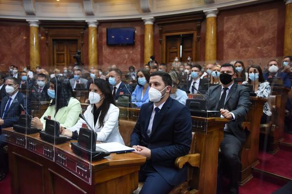 ODREKLI SE POSLANIČKE NAKNADE: Šešelj, Čeda i drugi bivši poslanici neće koristiti svoje zakonski pravo