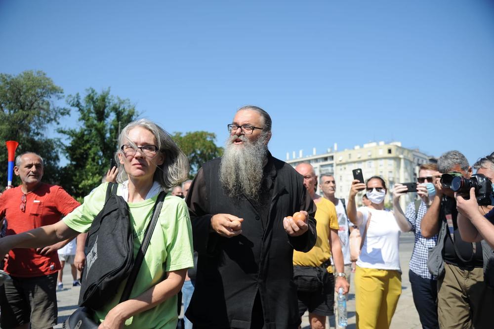 HAOS ISPRED PARLAMENTA: Raščinjeni monah Antonije gađa Skupštinu jajima! (VIDEO)