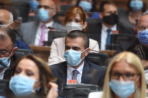 POSLANICI PRELOMILI! Skupština Srbije donela odluku, odlaže se za sledeću godinu