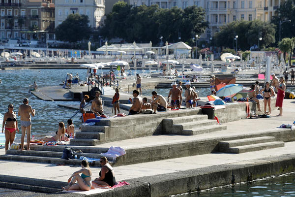 LJUDI KUPILI STVARI I BEŽALI SA PLAŽA, EVO ŠTA SE DEŠAVA U HRVATSKOJ: Svi gosti je napuštaju?!