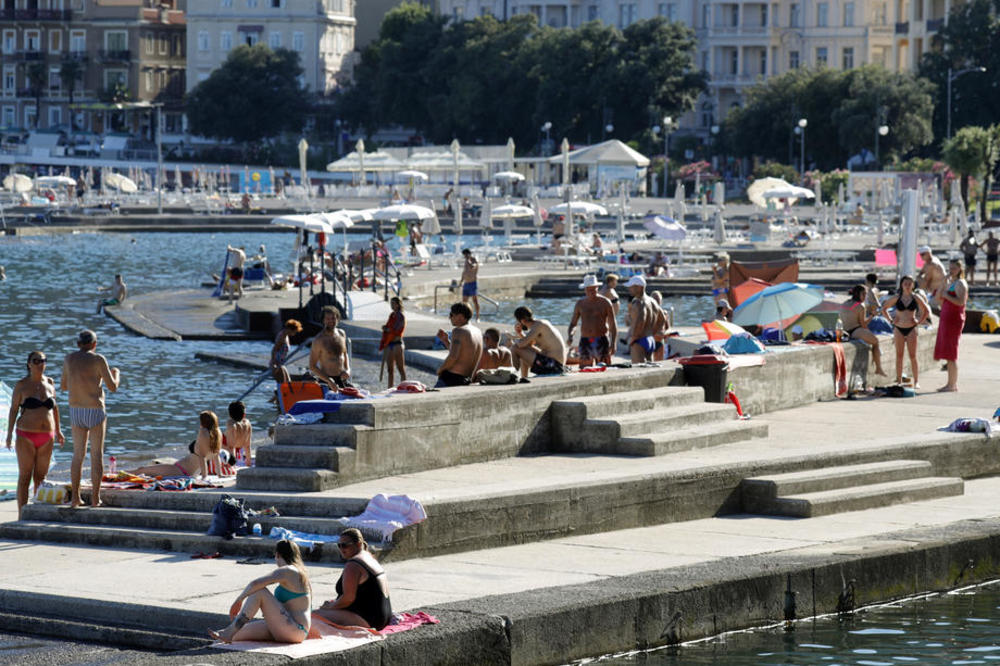 LJUDI KUPILI STVARI I BEŽALI SA PLAŽA, EVO ŠTA SE DEŠAVA U HRVATSKOJ: Svi gosti je napuštaju?!