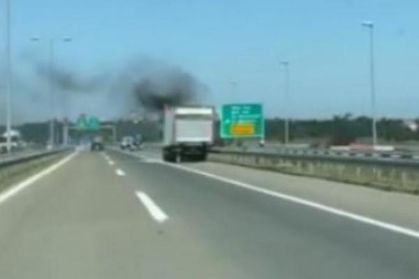 ZAPALJEN KAMION NA IBARSKOJ! Saobraćaj u oba smera obustavljen