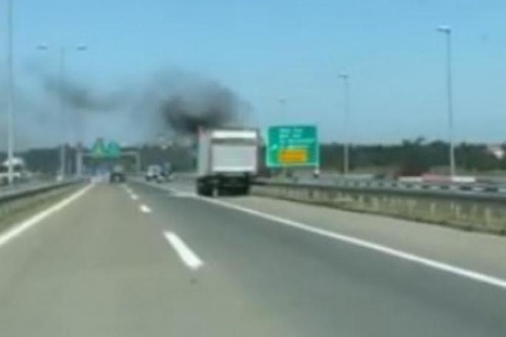 ZAPALJEN KAMION NA IBARSKOJ! Saobraćaj u oba smera obustavljen