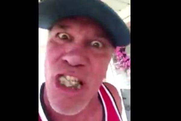 ŽENA MU JE ZVOCALA DA UKLONI OSINJAK ISPRED KUĆE: Tip je poludeo i učinio nešto što NIKO NORMALAN NE BI! (VIDEO)