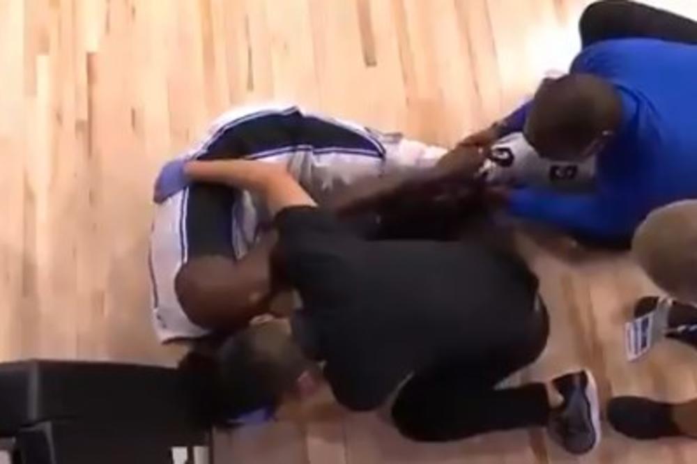 KOŠARKAŠ KOJI JE ODBIO DA KLEČI TOKOM AMERIČKE HIMNE POKIDAO LIGAMENTE: U kolicima izvezen sa terena!
