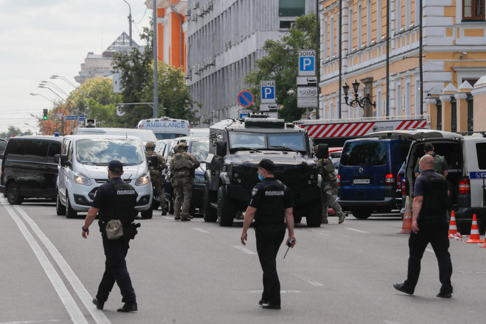 EPILOG! U Kijevu priveden muškarac koji je pretio bombom u jednoj banci