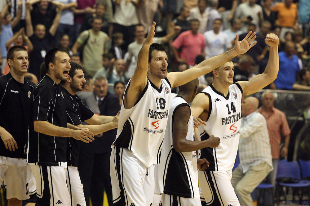 LEGENDA PARTIZANA OSTALA BEZ FOTELJE: Smenila ga žena!