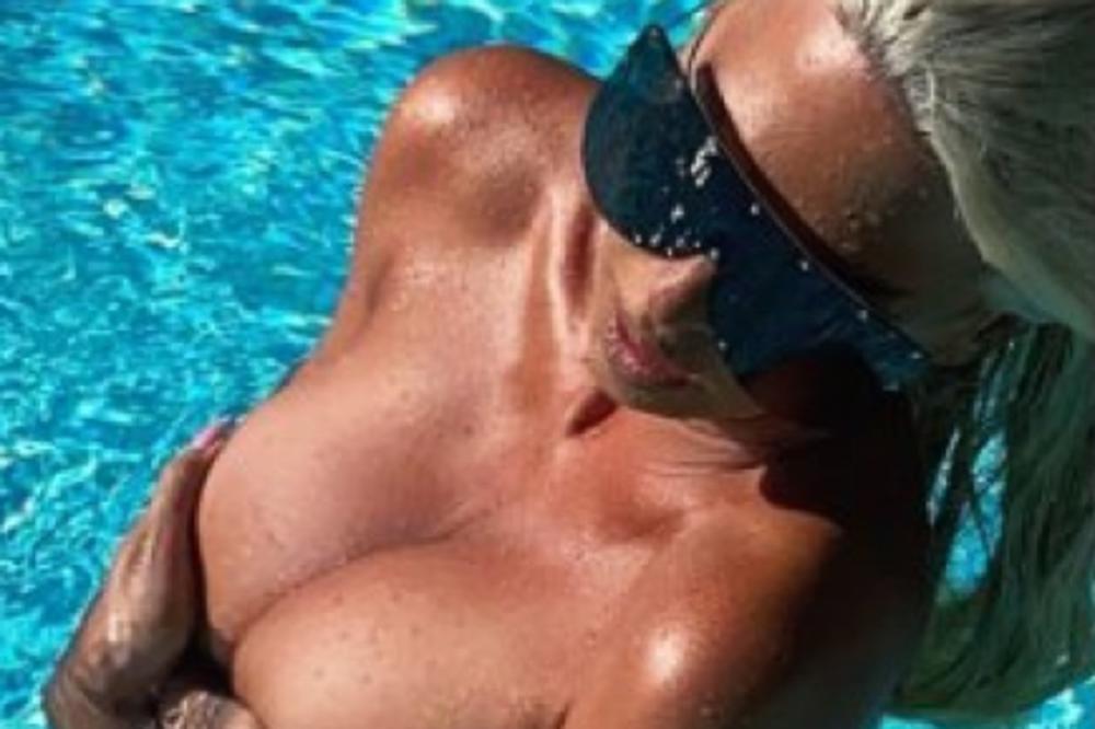 JELENA POKRILA GOLE I MOKRE GRUDI RUKAMA, ALI MNOGIMA POGLED BEŽI DOLE! Tek da vidite šta krije pod vodom!