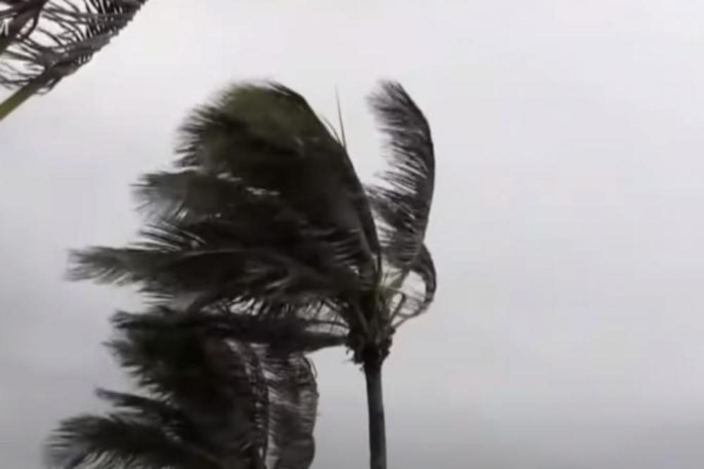 AMERICI PRETI KATASTROFA! STIŽE OLUJA ISAJA: Tramp proglasio vanredno stanje (VIDEO)