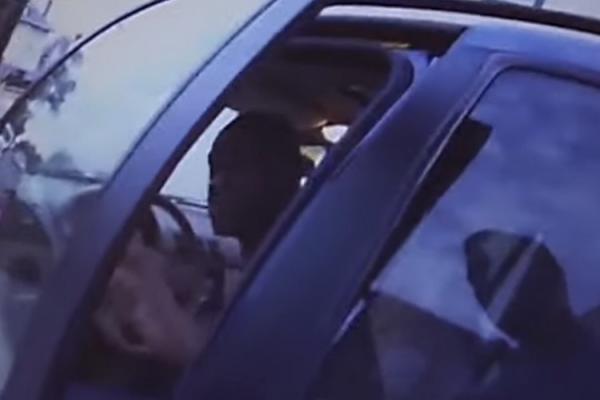 POLICAJCI UPERILI PIŠTOLJ U NJEGA NA ZADNJEM SEDIŠTU! Novi snimci FLOJDOVOG hapšenja su pravi HOROR! (VIDEO)