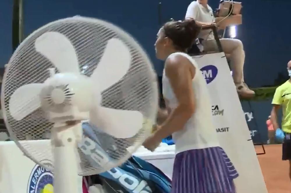 USRED PANDEMIJE, TENISERKA BACA ZNOJNICE U PUBLIKU: Ugrozila živote dece - a reakcija sudije je tek HIT!