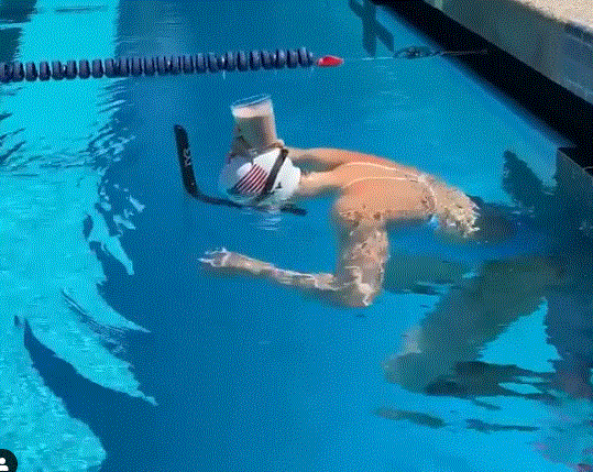 MAJSTORIJA OLIMPIJSKE ŠAMPIONKE: Preplivala ceo bazen sa punom čašom mleka na glavi!