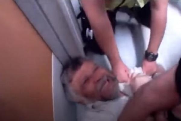 BRUTALNA POLICIJA VUČE OCA OD ĆERKE KOJA UMIRE, ON DOŽIVLJAVA SRČANI UDAR! Snimak gledajte na svoju odgovornost!