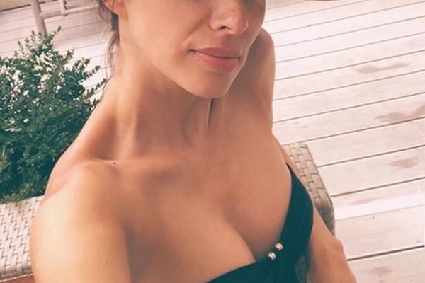 PEVAČICA SE PORODILA PRE 7 MESECI, VEĆ SLIKA TETOVAŽU NA GUZI I U INTIMNOJ REGIJI! Bele, providne gaćice sve odale!