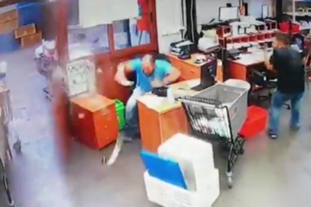 VRATA IZLETELA IZ LEŽIŠTA, POPUCALI PROZORI, SVUDA DIM: Ovaj čovek je sedeo kada je eksplozija odjeknula! (VIDEO)